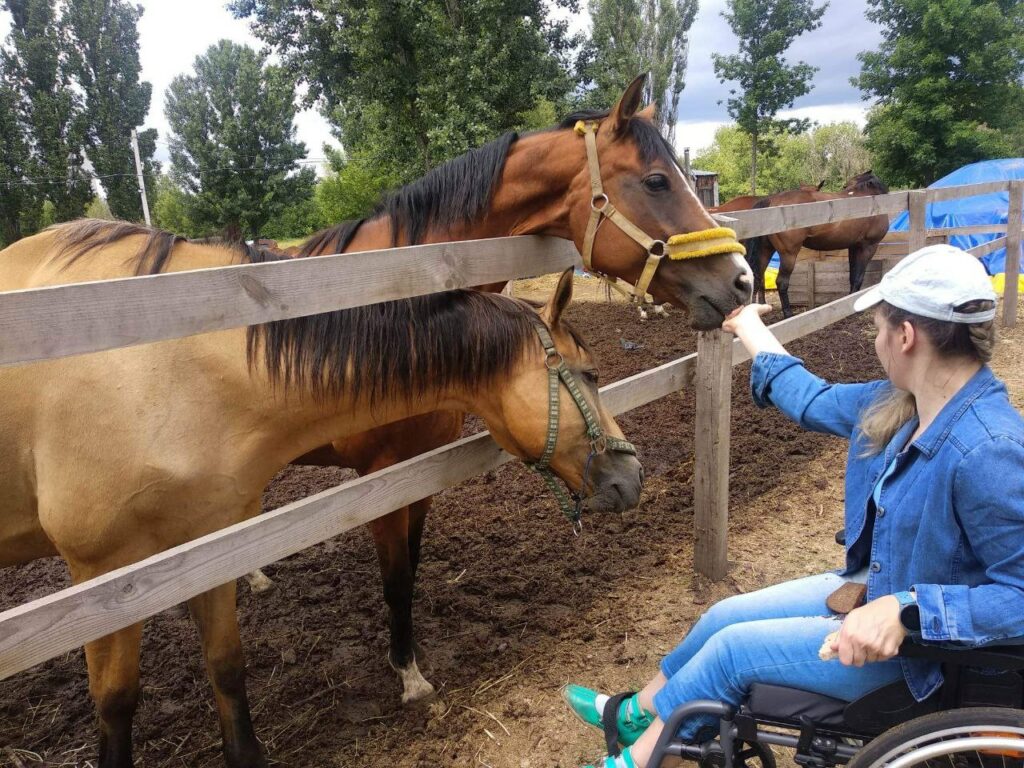 Война калечит, а лошади лечат. Как предпринимательница из Украины развивает Центр иппотерапии в военное время