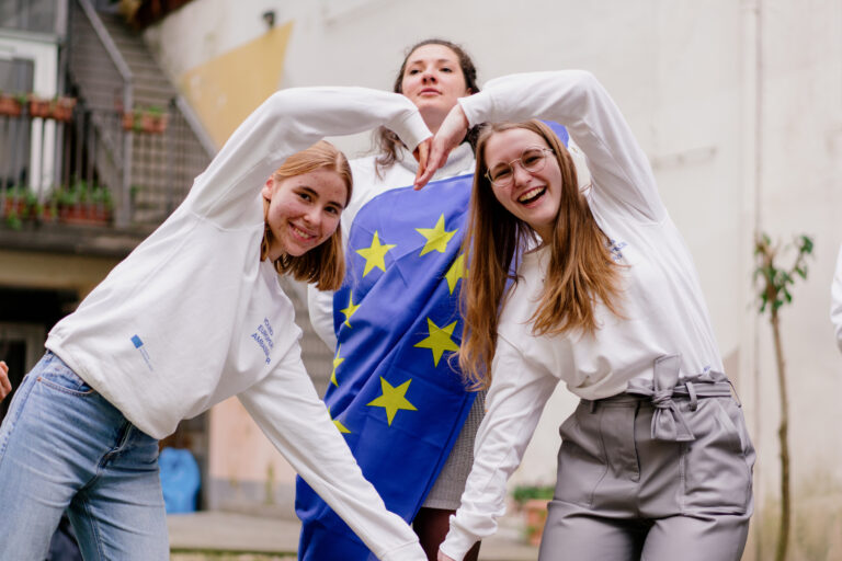 Apply by Friday 30 September to join the Young European Ambassadors!