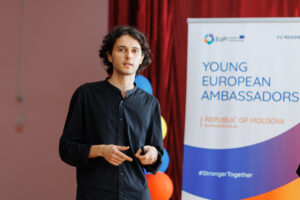 Из Окницы в Европу: Послы европейской молодежи рассказали ученикам молдавского лицея о возможностях в ЕС  