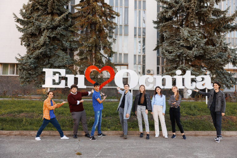 Tinerii Ambasadori Europeni au mers la Ocnița pentru a informa elevii despre oportunitățile oferite de UE