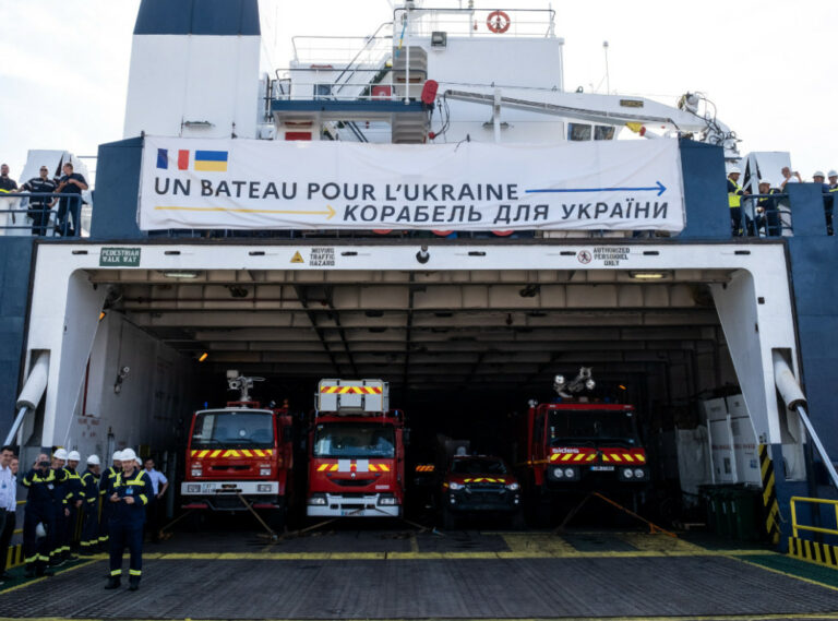 Франція надіслала понад тисячу тонн гуманітарки для України