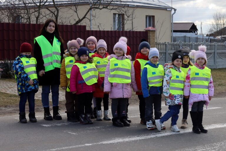 Безпека на дорогах: ЄС допомагає українцям бути помітними в темряві