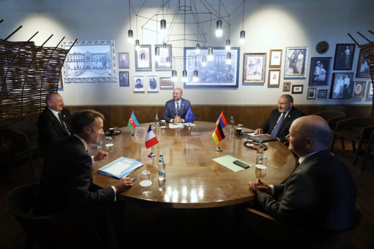 Azərbaycan və Ermənistan liderləri Moldovada Şarl Mişel, Olaf Şolts və Emmanuel Makron ilə görüşüb  