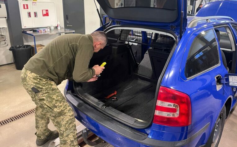 EU4IBM: Ukrainian border agencies master in-depth inspection of vehicles in Finland
