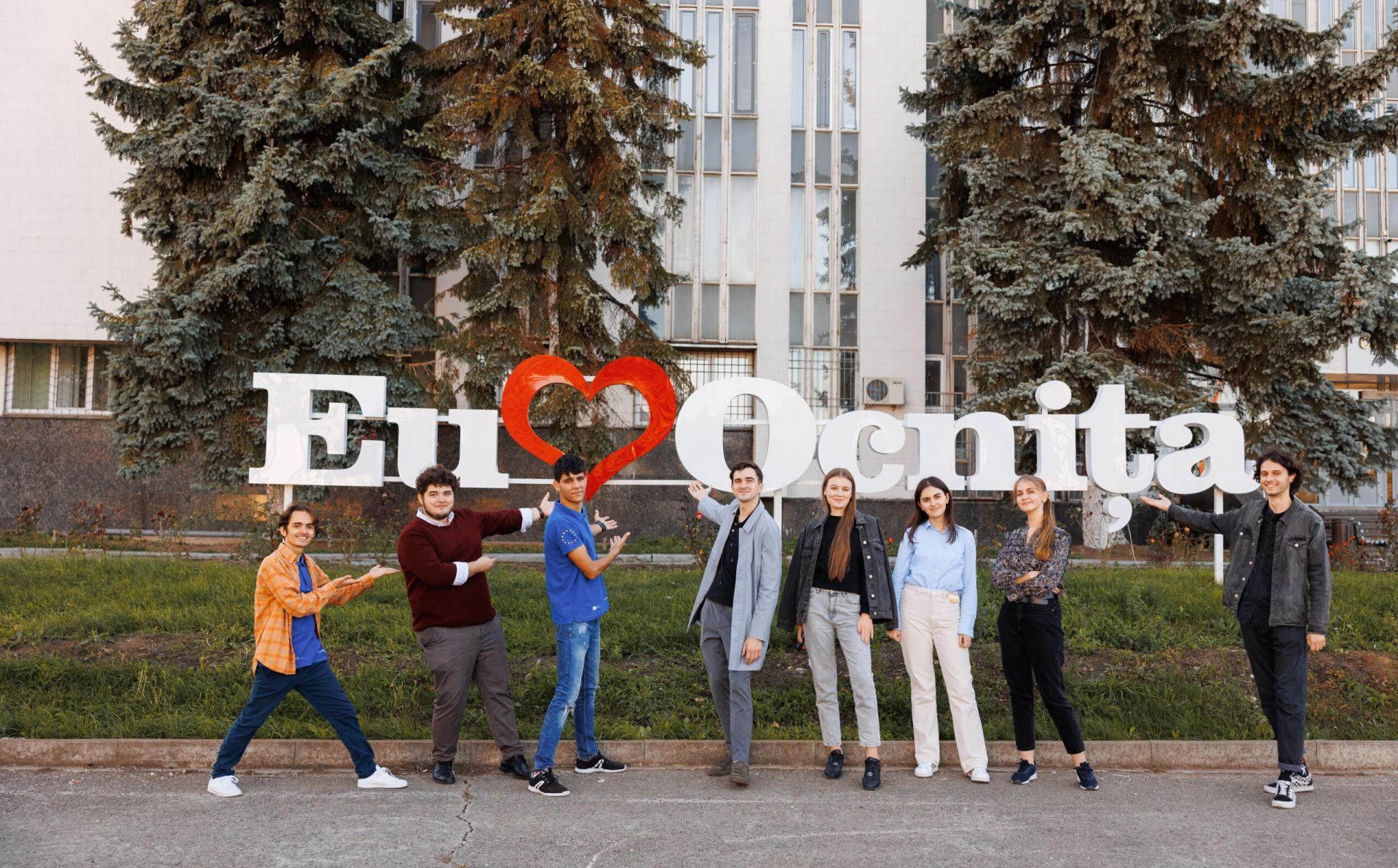 Из Окницы в Европу: Послы европейской молодежи рассказали ученикам молдавского лицея о возможностях в ЕС  