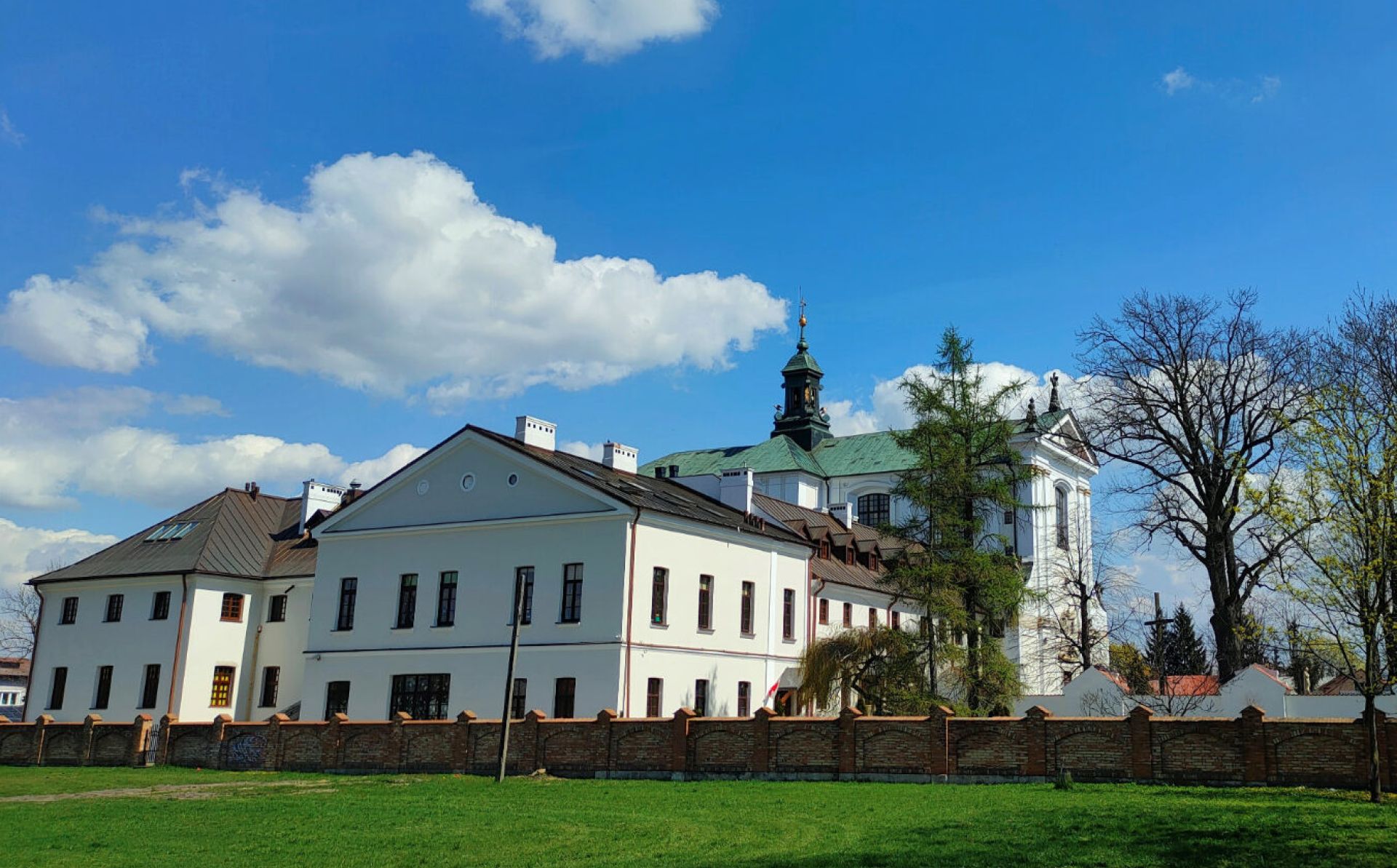 Cross-border cooperation: centre in restored monastery in Poland welcomes refugees  and orphans from Ukraine