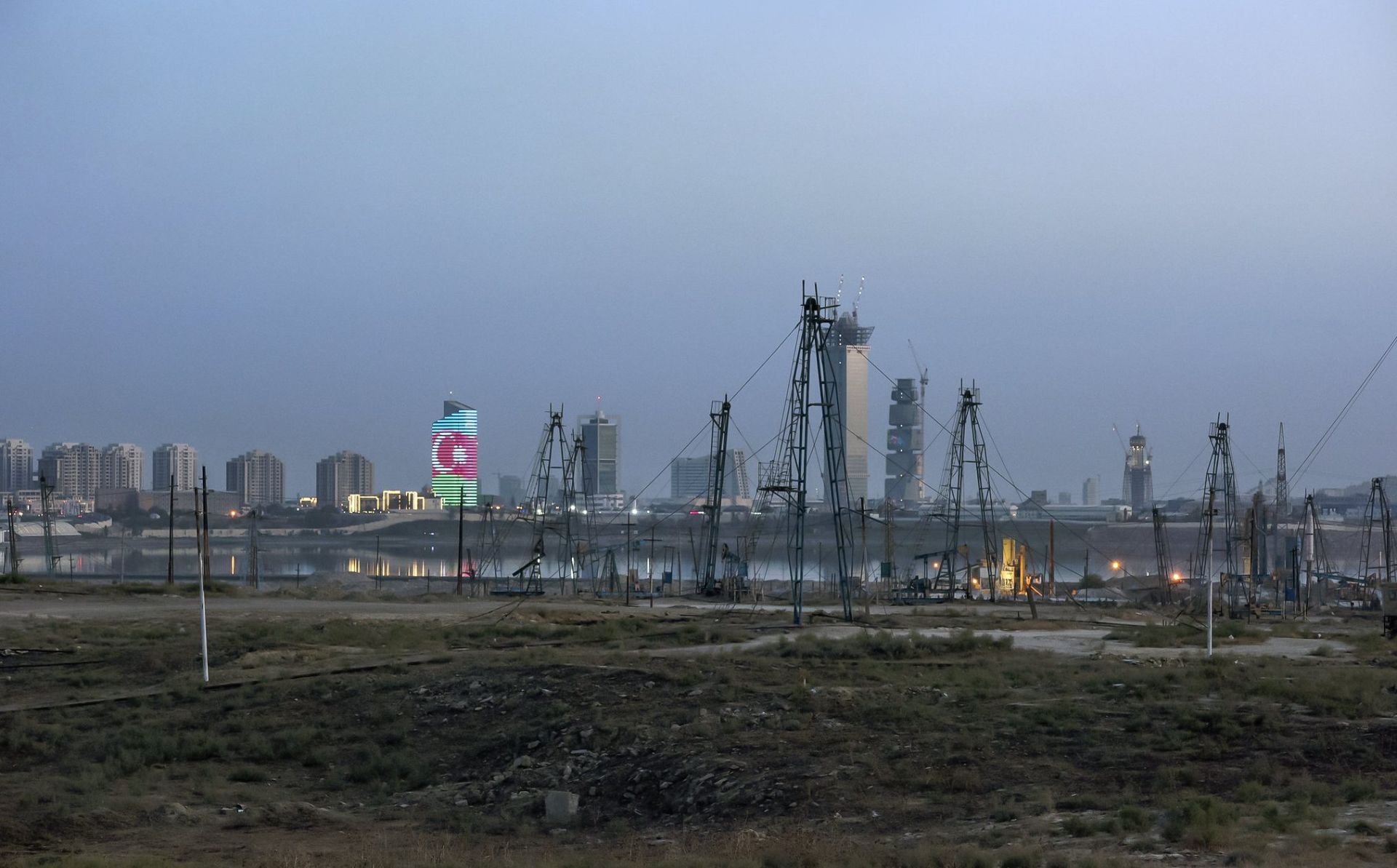 AYİB: Qlobal enerji qiymətlərinin artması Azərbaycana əlavə gəlirlər qazandıra bilər